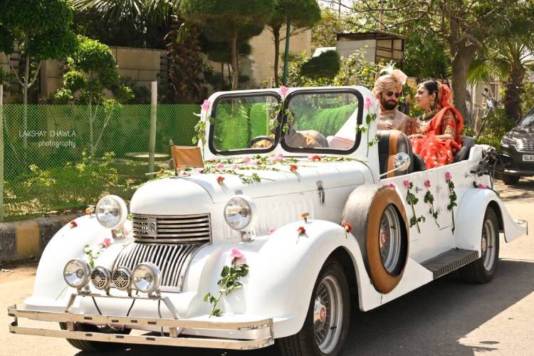 Make a Spectacular Entry on Your Wedding with Vintage Car